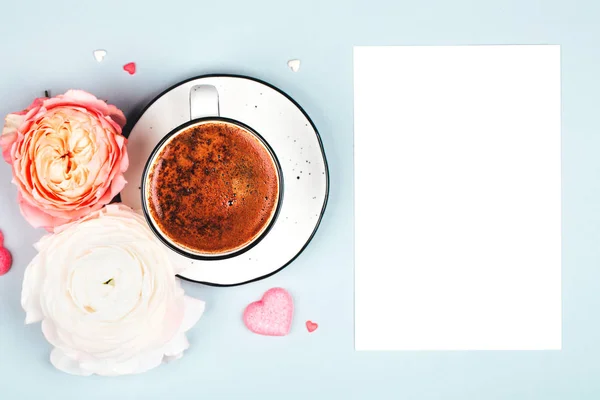 由咖啡和花朵组成的蓝色和粉红色的颜色 文本的空白卡 平躺式 — 图库照片