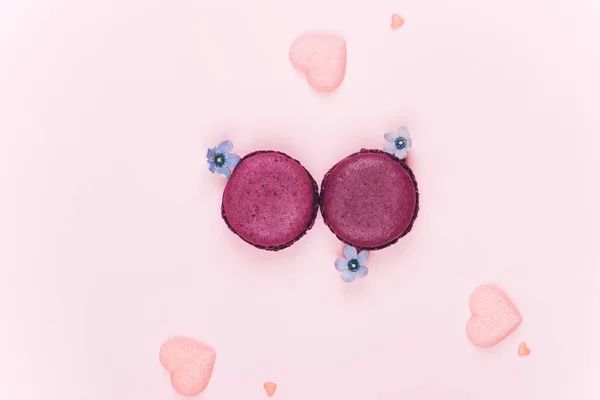 Dvě Růžové Macarons Málo Modré Květy Cukru Tvaru Srdce — Stock fotografie