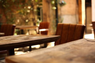 Ahşap masa odak ve rahat kafe arka plan bulanık