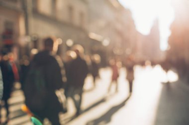 İnsanlar şehrin içinden arka plan bulanık yapılmış