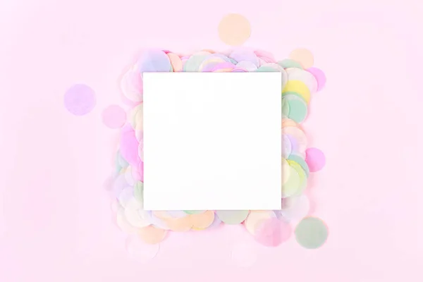 Confete Vibrante Fundo Rosa Pastel Com Branco Limpo Branco Para — Fotografia de Stock