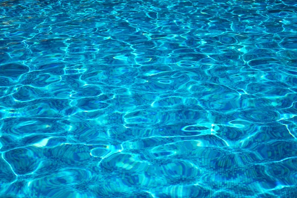 Reines Poolwasser Hintergrund Mit Sonnenstrahlen Lichter Darauf — Stockfoto