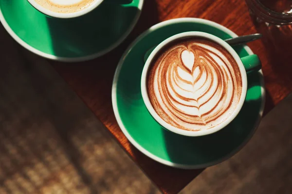 Kopje cappuccino met latte art — Stockfoto