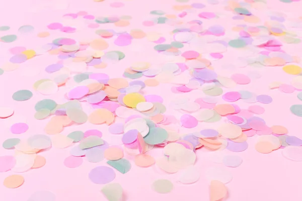 파스텔 핑크 배경에 활기찬 색종이 — 스톡 사진
