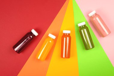 Çok renkli smoothies şişe