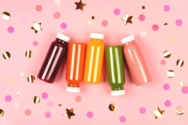 Bouteilles de smoothies multicolores — Photo