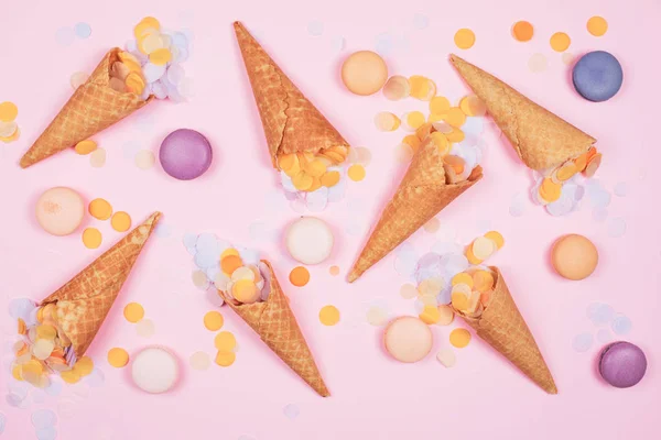 Cônes Gaufres Crème Glacée Avec Macarons Confettis Colorés Sur Fond — Photo