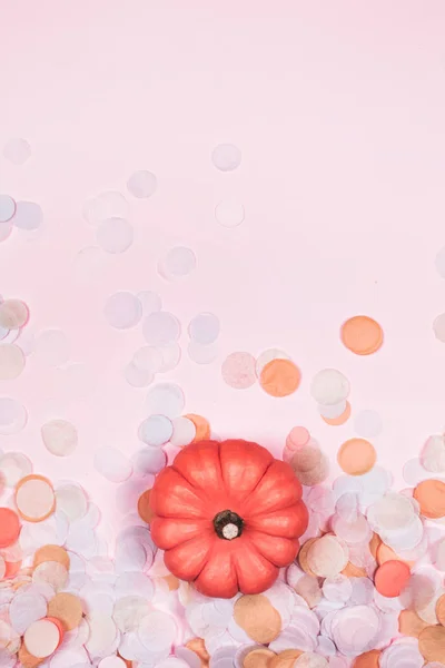 Małe Różowe Dyni Dekoracyjne Konfetti Różowym Tle Koncepcja Uroczysty Halloween — Zdjęcie stockowe
