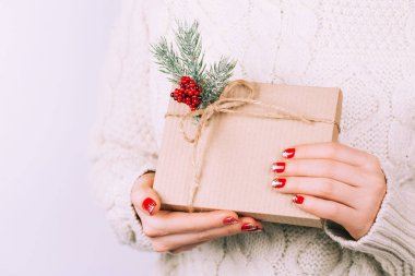 Noel hediye kutusu ile kadının el