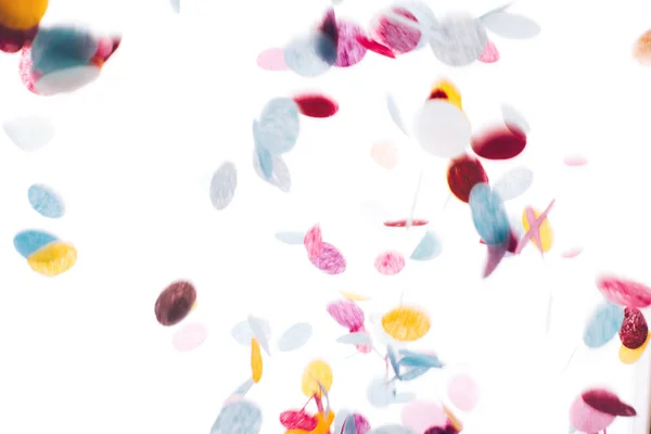 I coriandoli rotondi multicolori volano a tavola . — Foto Stock
