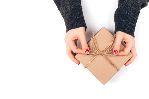 Mano de mujer con caja de regalo — Foto de Stock