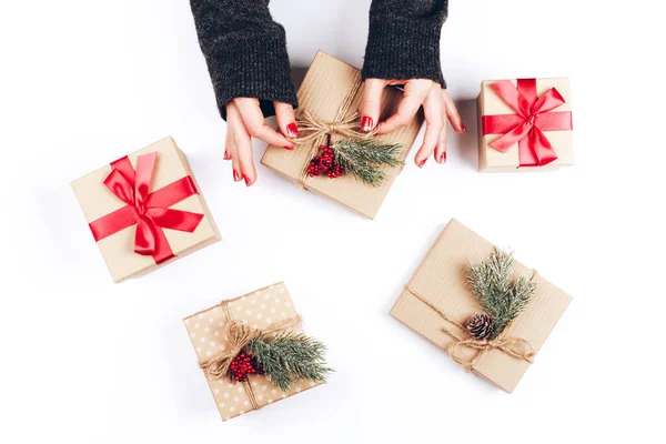 Mãos femininas e três caixas de presente de Natal — Fotografia de Stock