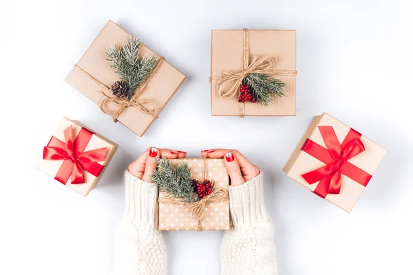 Mãos femininas e três caixas de presente de Natal — Fotografia de Stock