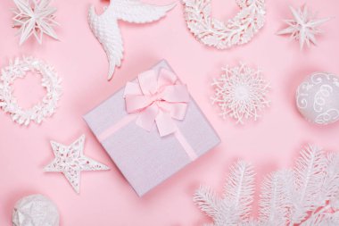 Pastel hediye kutusu farklı beyaz güzel Noel oyuncak pembe bir arka plan ile. Düz yatıyordu. Festival kavramı.
