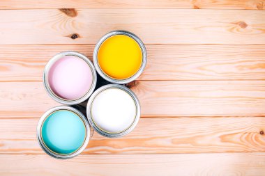 Ahşap doğal zemin üzerine boya dört açık kutu.