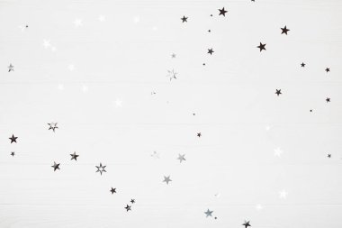 Beyaz ahşap zemin üzerinde parıldıyor ile gümüş yıldız tatil zemin yaptı.