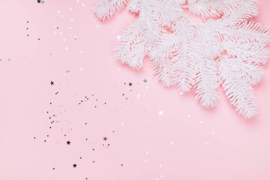 Pamuk Prenses köknar-ağacı üzerinde pastel pembe parlak konfeti ile.