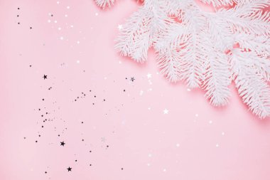 Pastel pembe üzerinde köpüklü konfeti ile Pamuk Prenses köknar ağacı. Metin için yer. Noel kavramı.