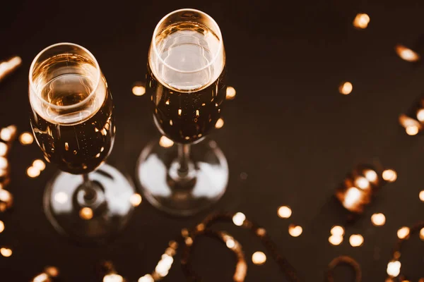 Dvě sklenice šampaňského s výzdobou na černém elegantní pozadí. — Stock fotografie