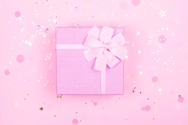 Caja de regalo sobre fondo rosa —  Fotos de Stock