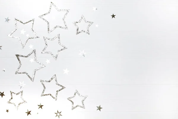 Сияющие звезды на белом деревянном фоне . — стоковое фото