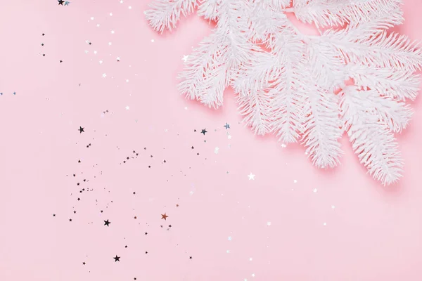 Abeto blanco nieve con confeti espumoso sobre fondo pastel rosa . —  Fotos de Stock