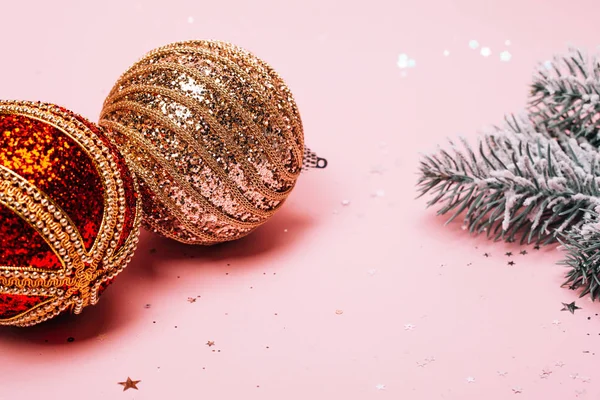 Zasněžený Vánoční Jedle Dvou Tvarovaných Ozdoby Pastelově Růžové Pozadí Místo — Stock fotografie