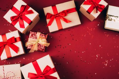 Kırmızı zemin üzerine kırmızı yay ile birçok mevcut kutuları