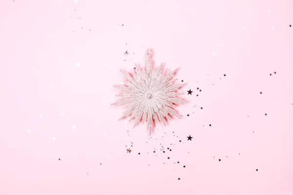 Dekorativa gnistrande julstjärna på rosa pastell bakgrund. — Stockfoto