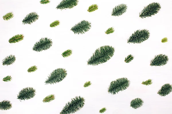 Natürliches Weihnachtsmuster aus Tannenzweigen. — Stockfoto