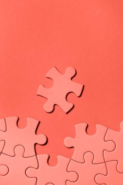 Beyaz bulmaca parçası pembe bir arka plan üzerinde eksik. İş kavramı