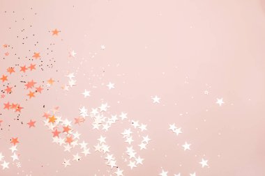Kalp sparkles ve gingerbread yaşayan mercan arka plan üzerinde için şekli ile. Yıl 2019 kavramı rengini.