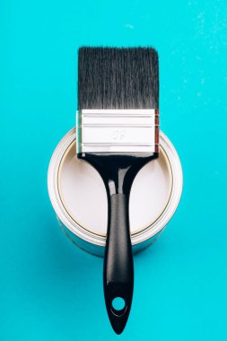Mavi arka plan üzerinde beyaz boya fırça açık Siyah saplı olabilir. Yenileme kavramı. Dikey fotoğraf.