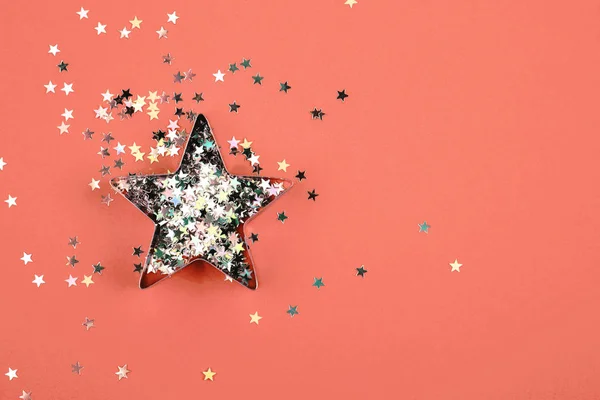 Sparkles ve gingerbread yaşayan mercan arka plan üzerinde için şekli ile yıldız. Yıl 2019 kavramı rengini.