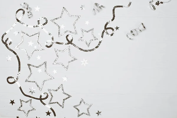 白色木制背景上的银色闪烁的星星 节日假期的概念 文本的位置 — 图库照片