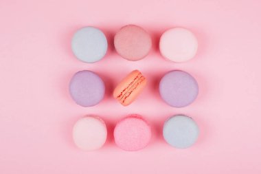 Pastel renkli macarons ile mercan bir grup. Renk 2019 kavramı.