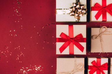 Birçok Noel zanaat sunar glitter kırmızı zemin üzerine.