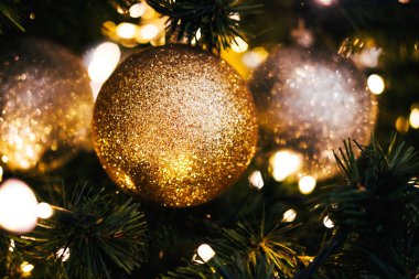 Köknar dalı ile topları ve şenlikli ışıklar parıldıyor Noel zemin üzerine.