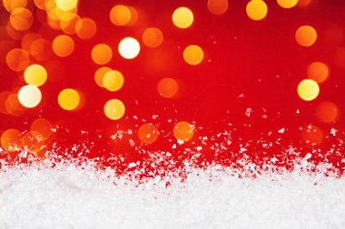 Beyaz kar bokeh kırmızı arka plan ile birlikte