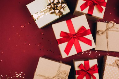 Birçok Noel zanaat sunar glitter kırmızı zemin üzerine.