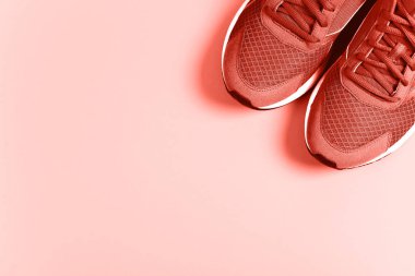 Mercan spor ayakkabı onpastel arka plan. Sağlıklı yaşam ve yemek, günlük eğitim ve kuvvet irade kavramı. 2019 rengini.