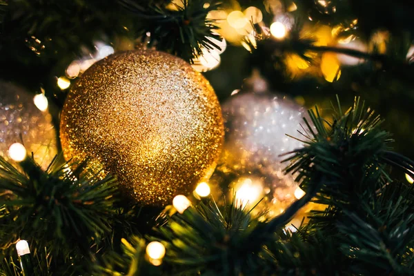 Fir Υποκατάστημα Μπάλες Και Γιορτινά Φώτα Χριστουγεννιάτικο Φόντο Σπίθες — Φωτογραφία Αρχείου