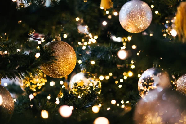 Κλάδος Fir Μπάλες Και Εορταστικά Φώτα Στο Φόντο Των Χριστουγέννων — Φωτογραφία Αρχείου