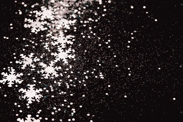 Ασημένια νιφάδες χιονιού στην αφηρημένη χειμώνα μαύρο φόντο. — Φωτογραφία Αρχείου