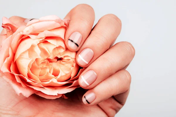 Ręka Modny Manicure Życia Coral Rose — Zdjęcie stockowe