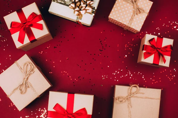 Sok karácsonyi kézműves bemutatja a csillogás létrehozása, kerek keret, piros háttér. — Stock Fotó