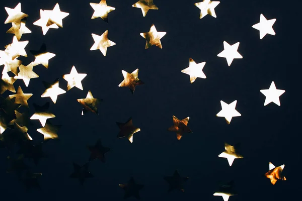 Guldstjärnor på rosa bakgrund — Stockfoto
