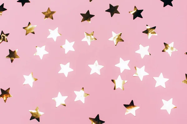 Estrellas doradas sobre fondo rosa — Foto de Stock