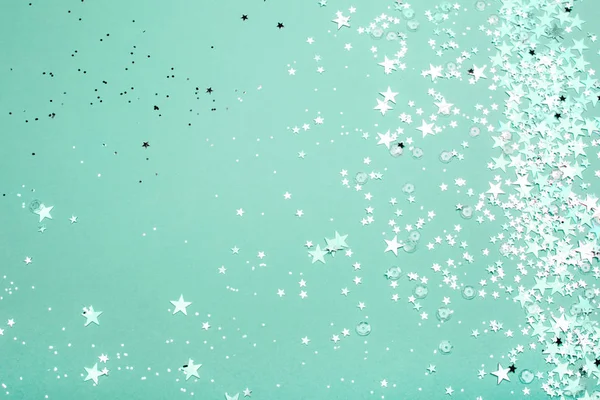 Deniz mavisi pastel arka plan üzerinde gümüş ve pembe yıldız glitter.