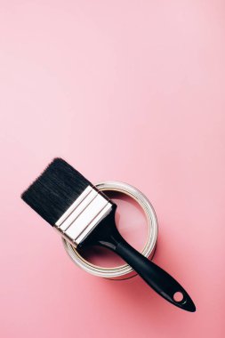 siyah fırça üstten görünüm açık pembe yüzey üzerinde pembe boya olabilir